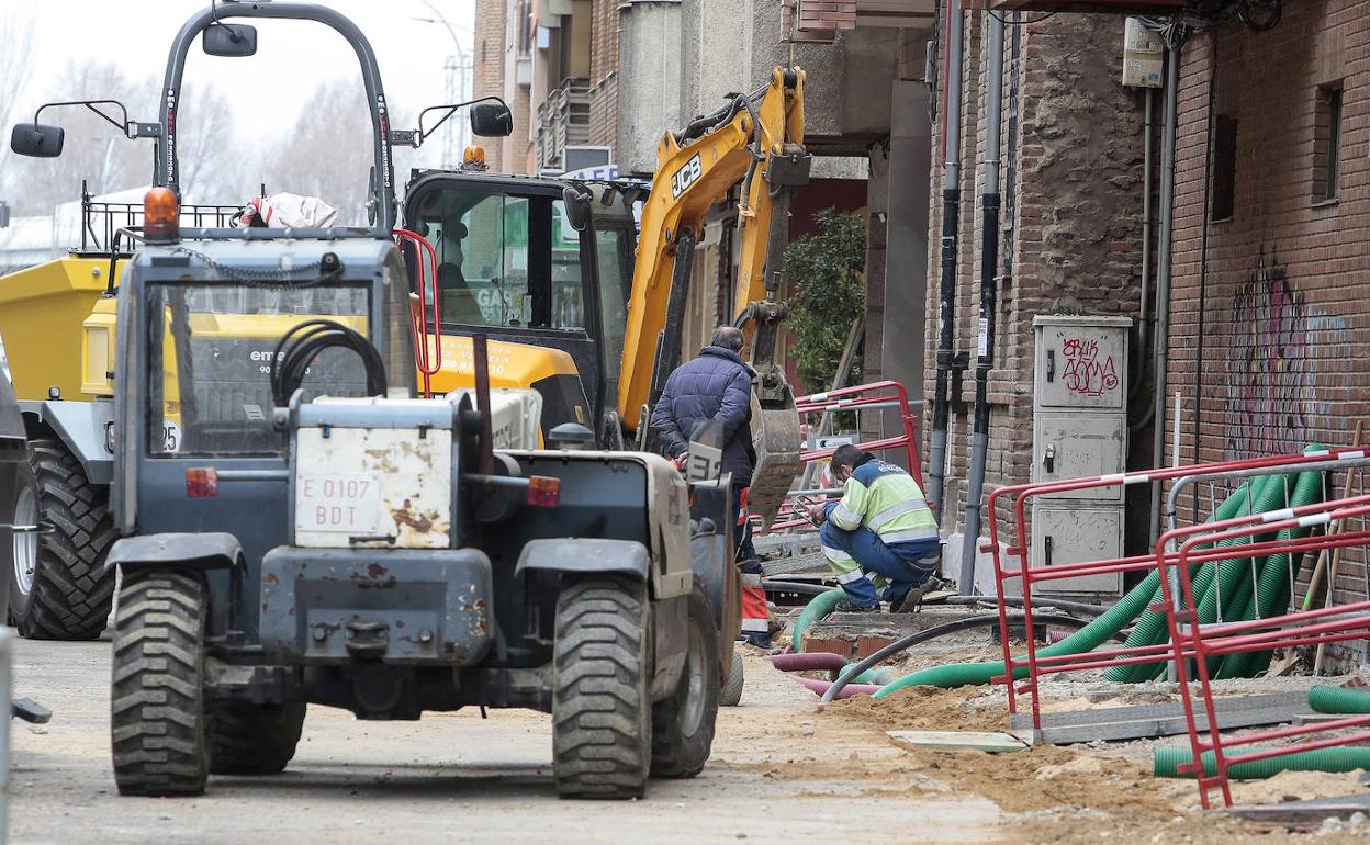 Las obras de asfaltado llevadas a cabo por el Ayuntamiento de León en la avenida Padre Isla.