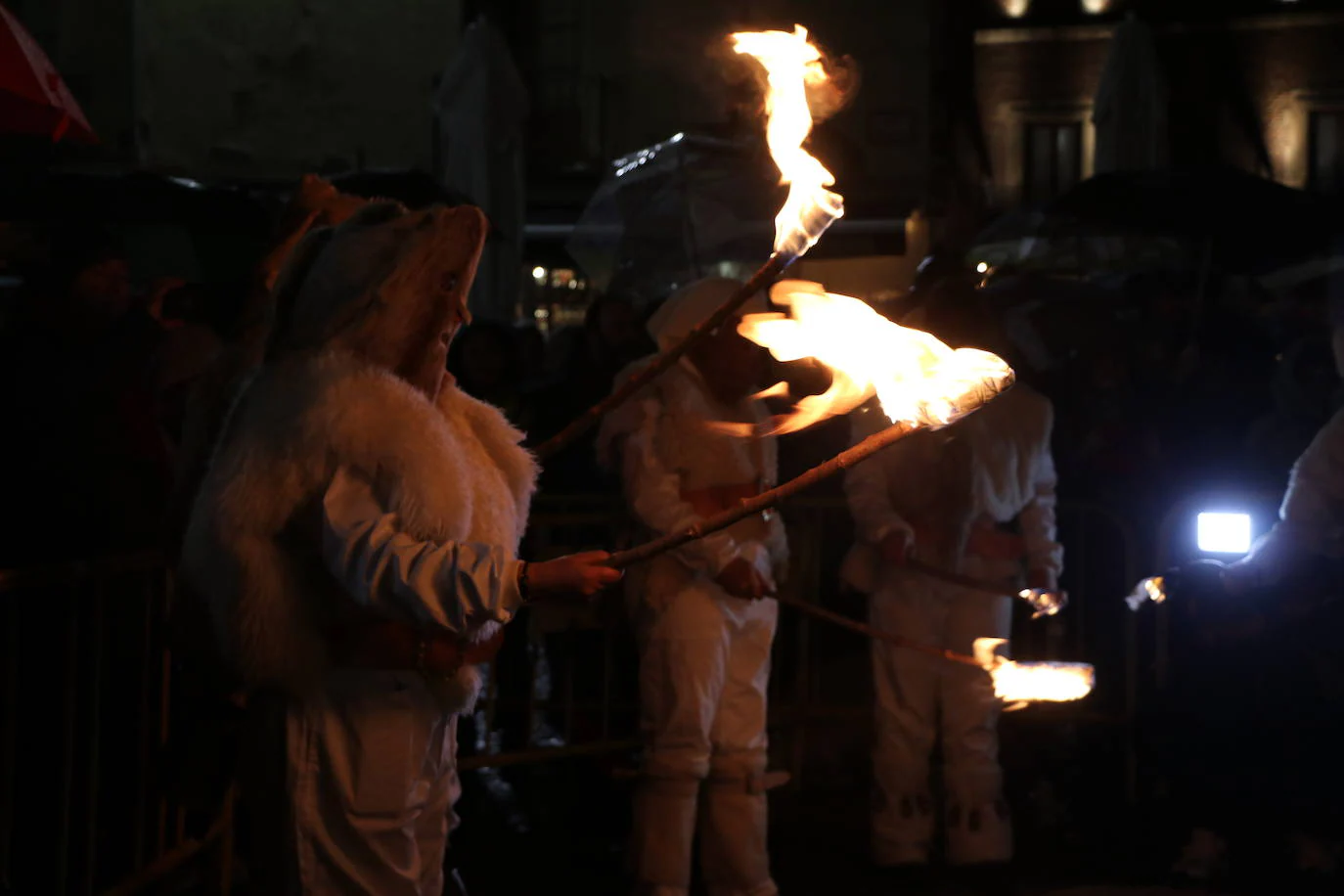 La triste cita final con doña Sardina inunda de dolor y pena a los leoneses, que lloran el fin del Carnaval.