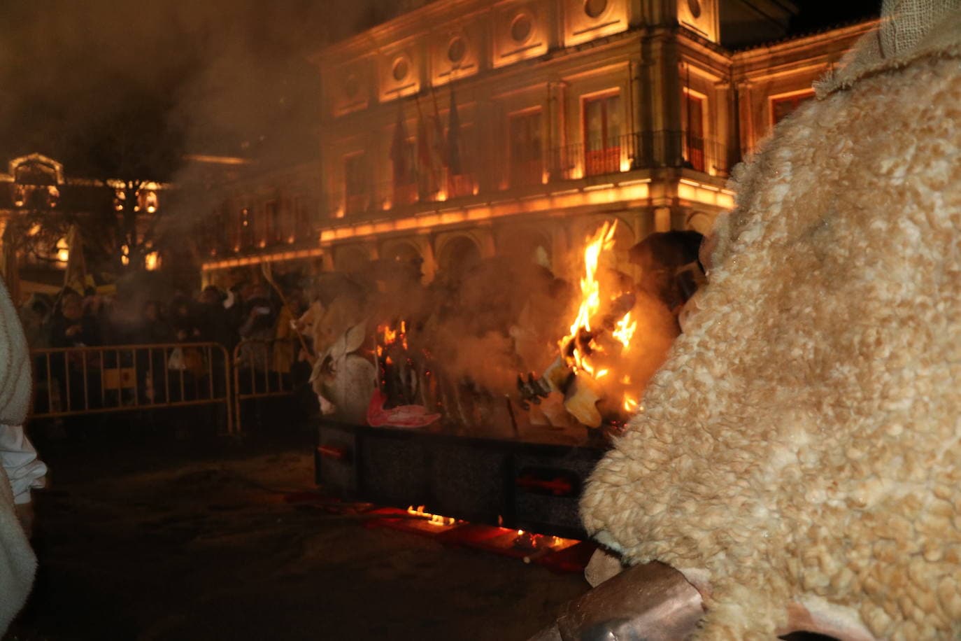 La triste cita final con doña Sardina inunda de dolor y pena a los leoneses, que lloran el fin del Carnaval.