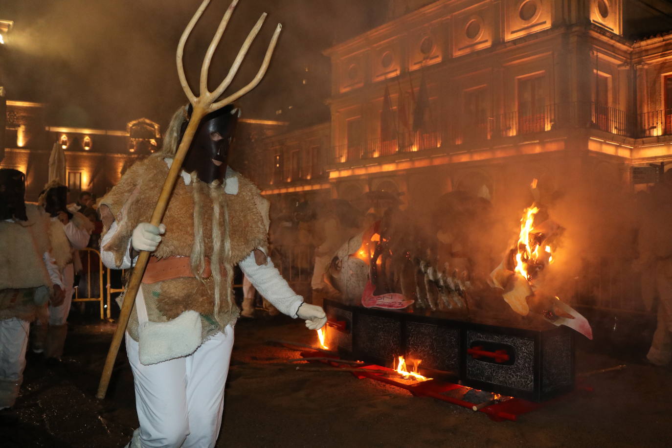 La triste cita final con doña Sardina inunda de dolor y pena a los leoneses, que lloran el fin del Carnaval.