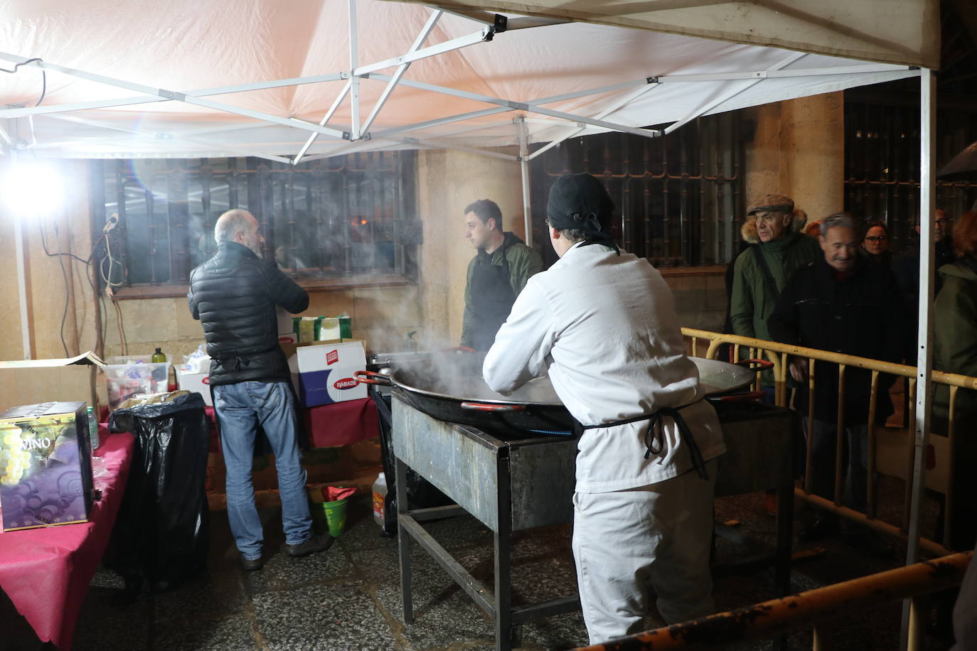 La triste cita final con doña Sardina inunda de dolor y pena a los leoneses, que lloran el fin del Carnaval.