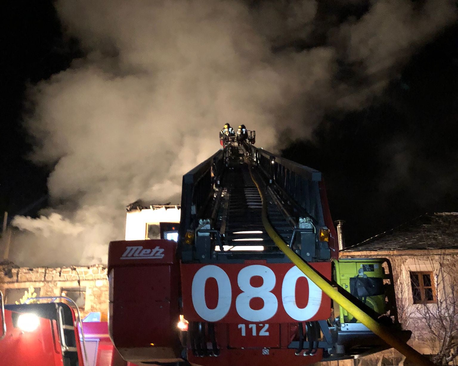 Efectivos de bomberos trabajan en la extinción de un fuego en Cabrillanes. 