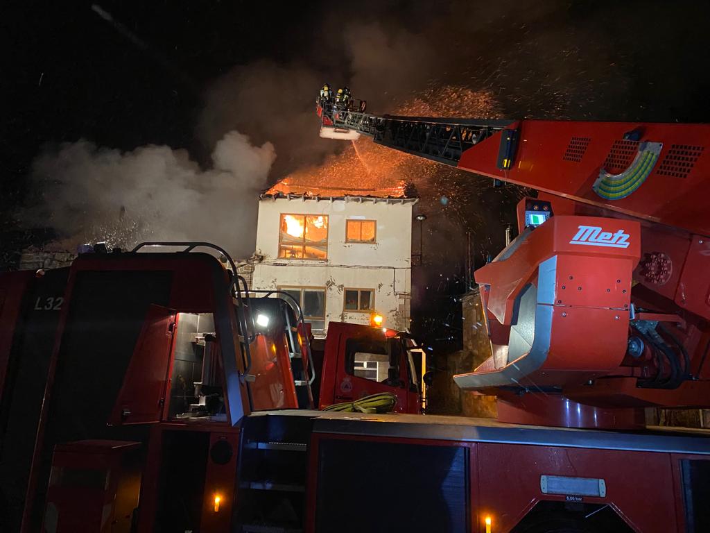 Efectivos de bomberos trabajan en la extinción de un fuego en Cabrillanes. 