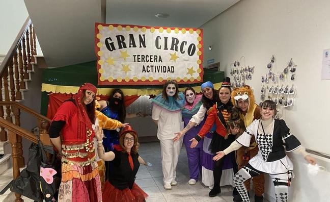 Los trabajadores del centro se han disfrazado de personajes de circo./Leonoticias