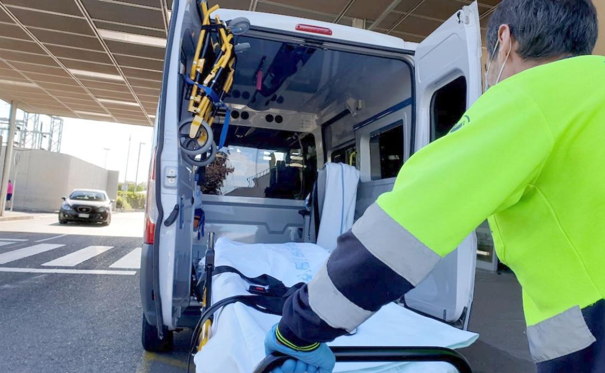 Imagen de una ambulancia de transporte de pacientes. 