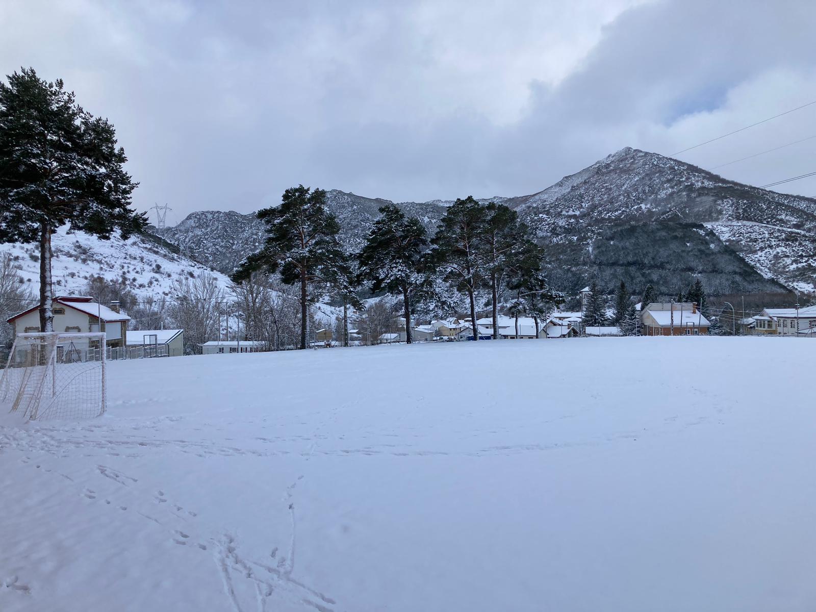 Las provincias de Burgos, Palencia, Soria, Valladolid, Segovia y Zamora; además de zonas de meseta y montaña de Salamanca y Ávila, la cordillera cantábrica de León y la comarca de El Bierzo tienen activo este jueves -desde la medianoche- avisos por nevadas, que serán de riesgo importante en el norte de las provincias burgalesa y soriana. Los avisos se encuentran activos desde la medianoche de este jueves y se mantendrán al menos hasta última hora de la jornada. En las imágenes, diferentes puntos de la provincia bajo la nieve.