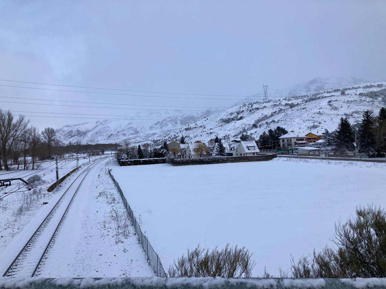 Las provincias de Burgos, Palencia, Soria, Valladolid, Segovia y Zamora; además de zonas de meseta y montaña de Salamanca y Ávila, la cordillera cantábrica de León y la comarca de El Bierzo tienen activo este jueves -desde la medianoche- avisos por nevadas, que serán de riesgo importante en el norte de las provincias burgalesa y soriana. Los avisos se encuentran activos desde la medianoche de este jueves y se mantendrán al menos hasta última hora de la jornada. En las imágenes, diferentes puntos de la provincia bajo la nieve.