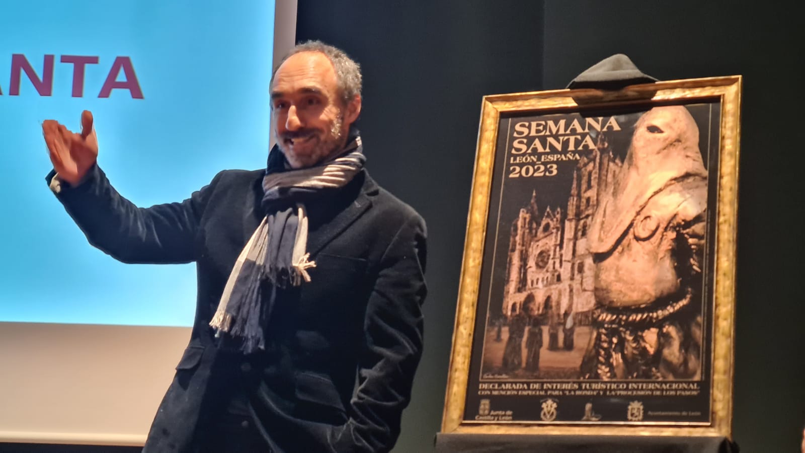 La Semana Santa de León ya tiene cartel anunciador para este 2023, obra del artista Carlos Álvarez Cuenllas, en el que «muchas técnicas» parten «del barro, de lo terrenal; a lo espiritual»