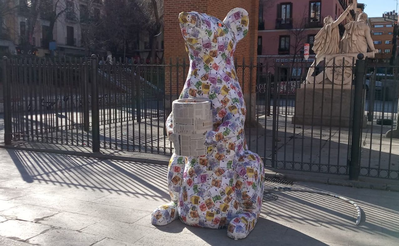 El animal, creado para «provocar e invitar a la reflexión», está forrado de billetes y representa al Ministerio de Igualdad. Fue depositado a primera hora de este viernes en la Plaza 2 de Mayo de Madrir 'esquivando' la presencia policial. El anónimo autor de la obra es reconocido en León por la sorpresiva presencia de su arte en la calle.