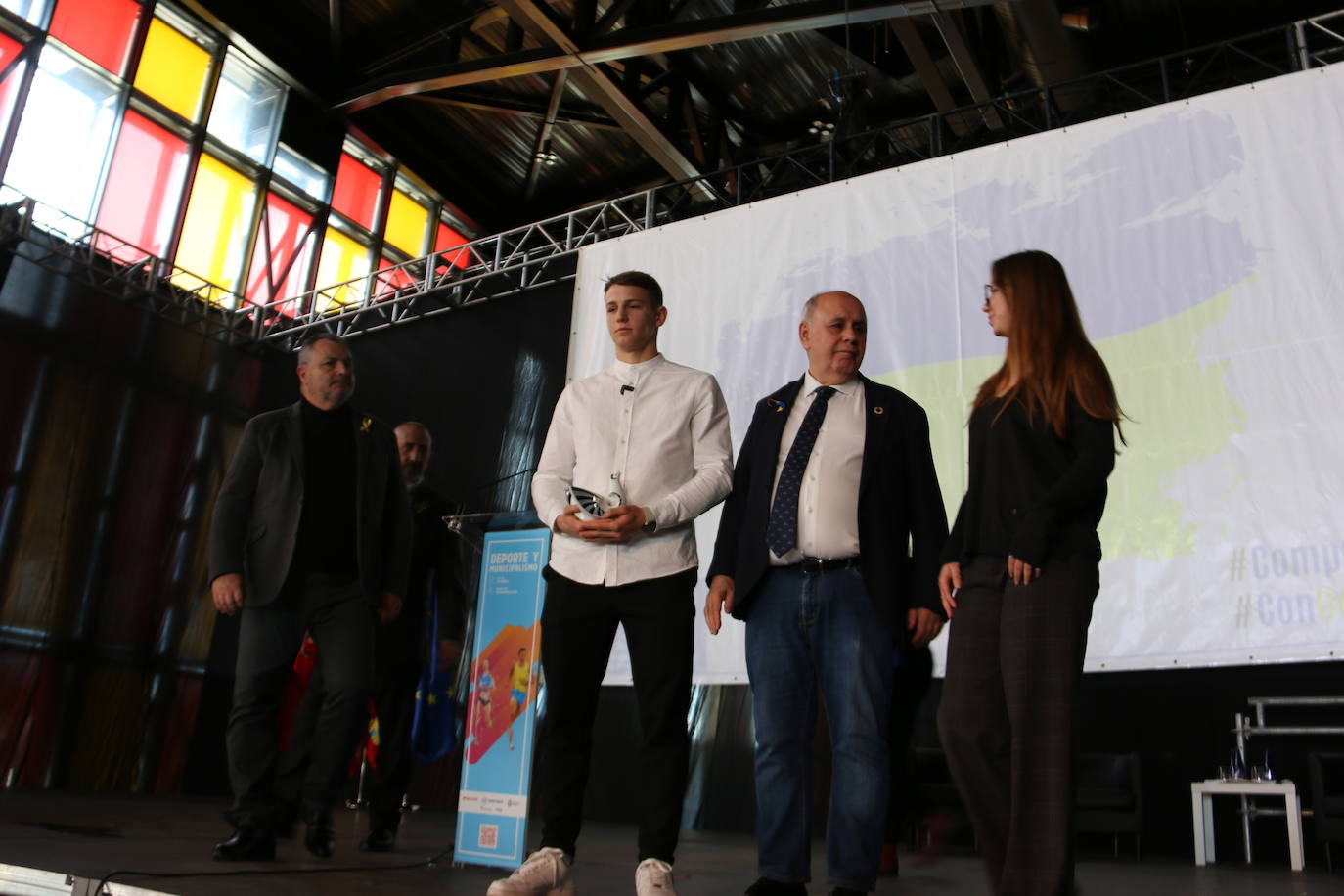 El judoca ucraniano y subcampeón de España senior 2022, Anton Shuhalieiev, refugiado en Valencia desde el comienzo del conflicto, reciben el marco del I Congreso de Municipalismo y Deporte que se celebra en León la 'paloma de la paz'.