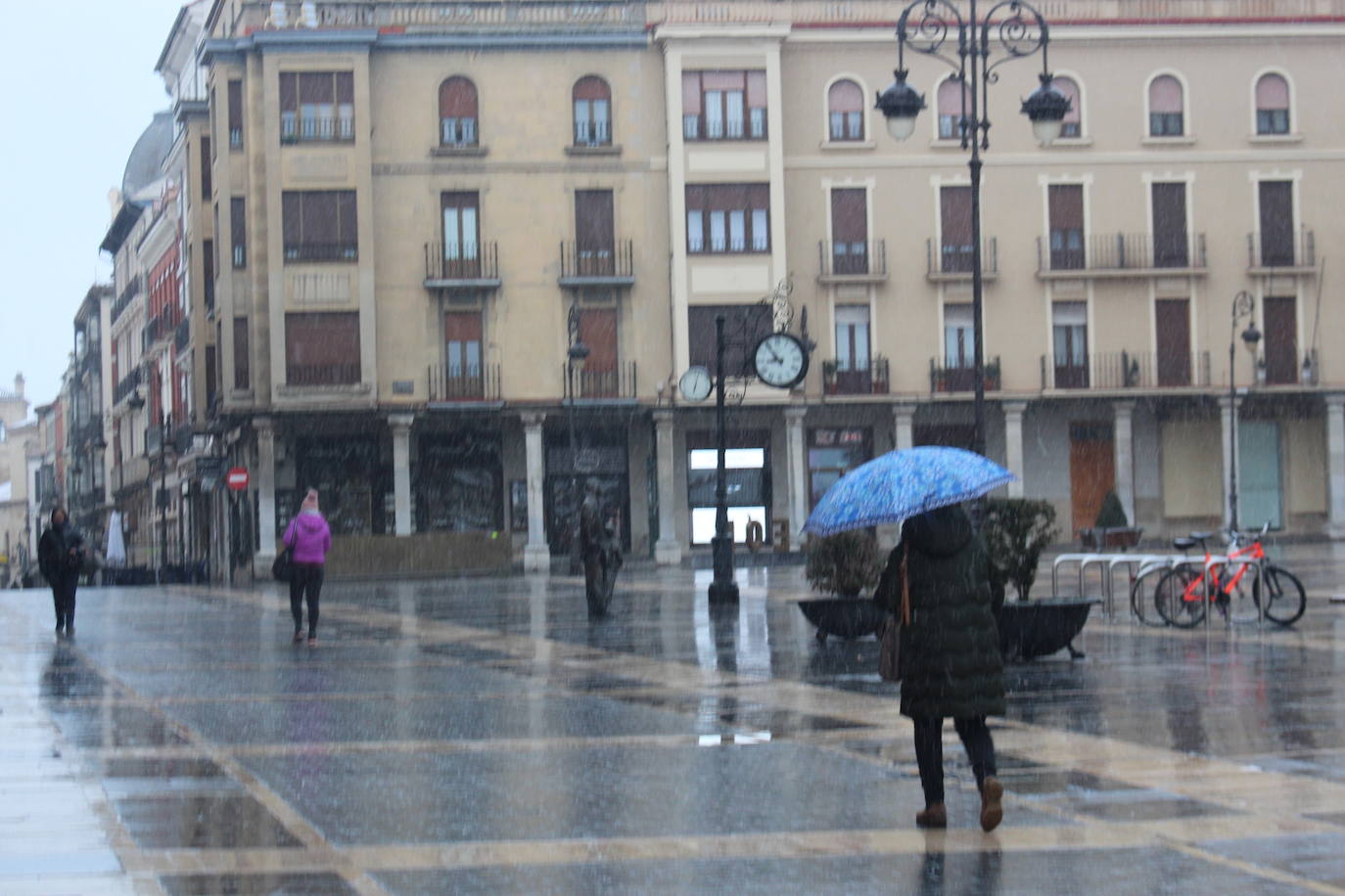 La nieve hace acto de presencia en León capital para despedir febrero. 