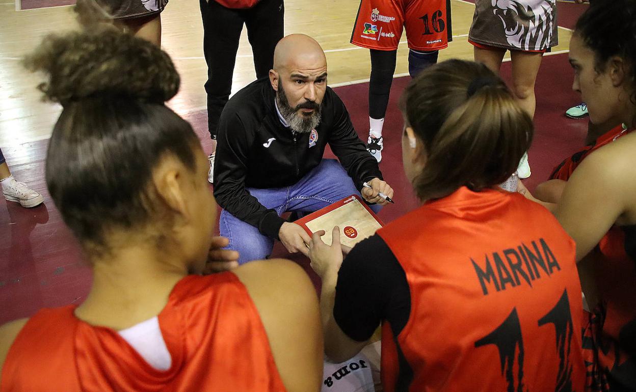 El técnico de las leonesas, Carlos Fernández, en una imagen de archivo.