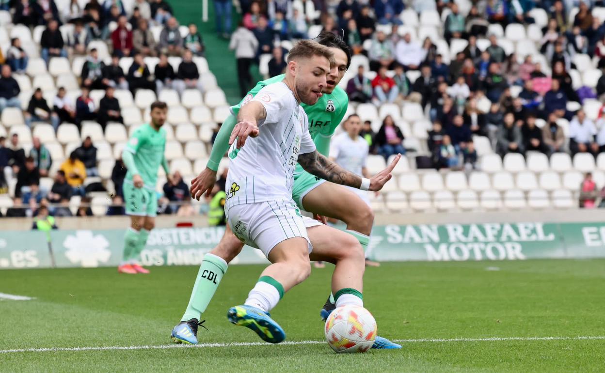 Joel López marca a Casas, jugador del Córdoba.