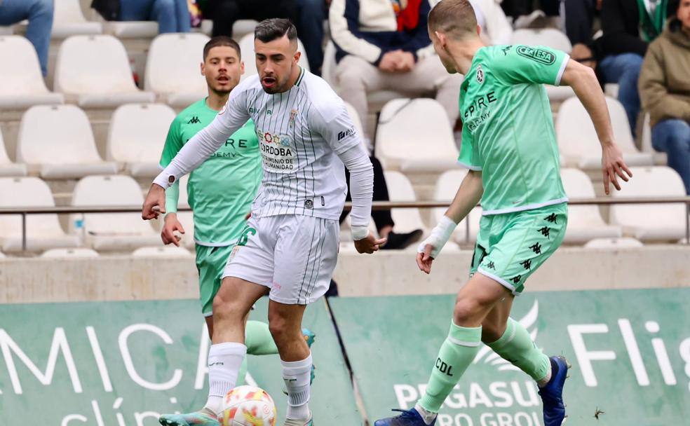 Tarsi y Alarcón, en una acción en el partido ante el Córdoba.