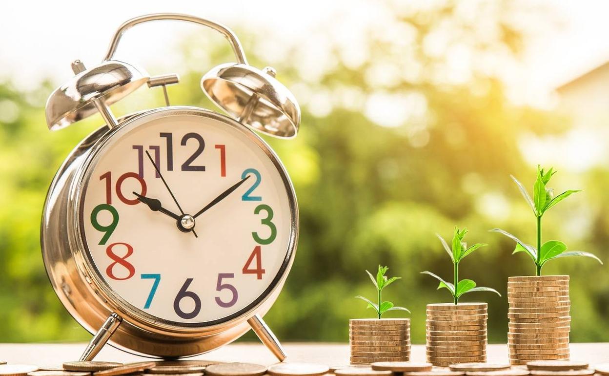 El cambio de hora es para ajustar la jornada laboral a las horas de luz natural y aumentar el ahorro energético de electricidad.