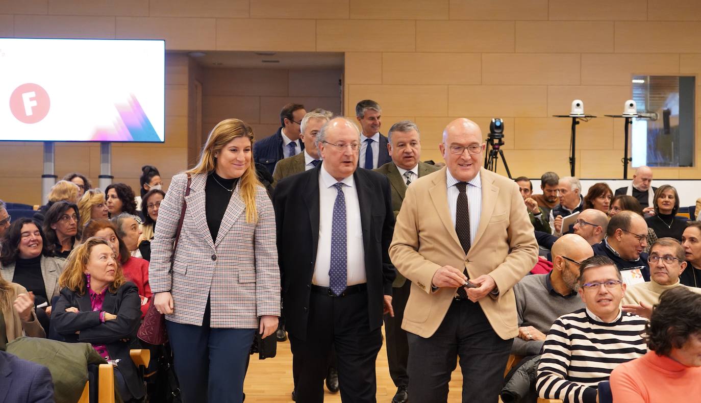 El consejero de la Presidencia, Jesús Julio Carnero, interviene en la presentación del curso académico de la ECLAP 2023. En la imagen, junto al presidente del Ces, Enrique Cabero, y la delegada territorial de la Junta Raquel Alonso.