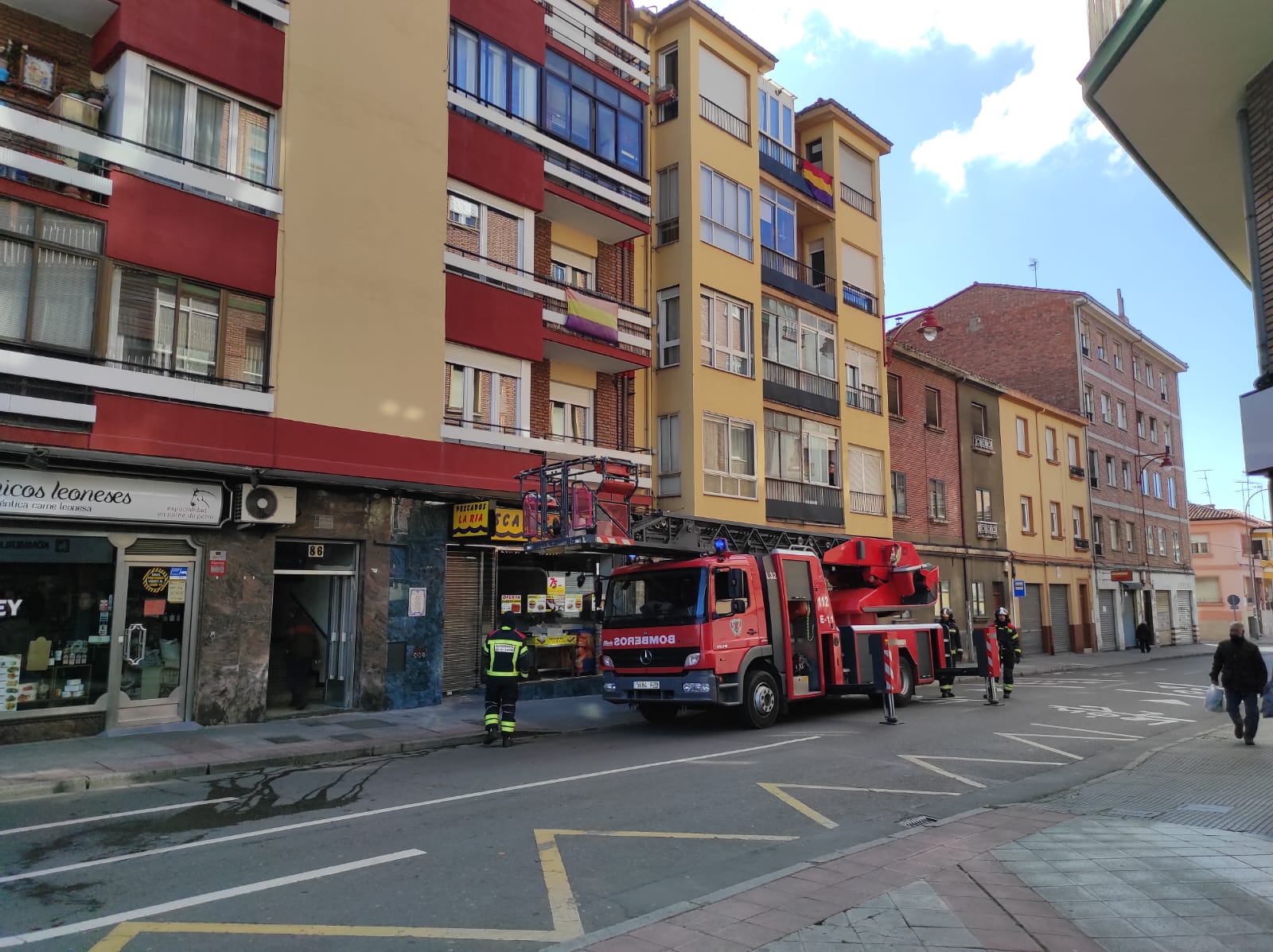 Una caldera averiada obliga a intervenir a los Bomberos de León en la calle San Juan. El mal funcionamiento del aparato de calefacción derivó en un exceso de humo que alertó a los servicios antiincendios. 