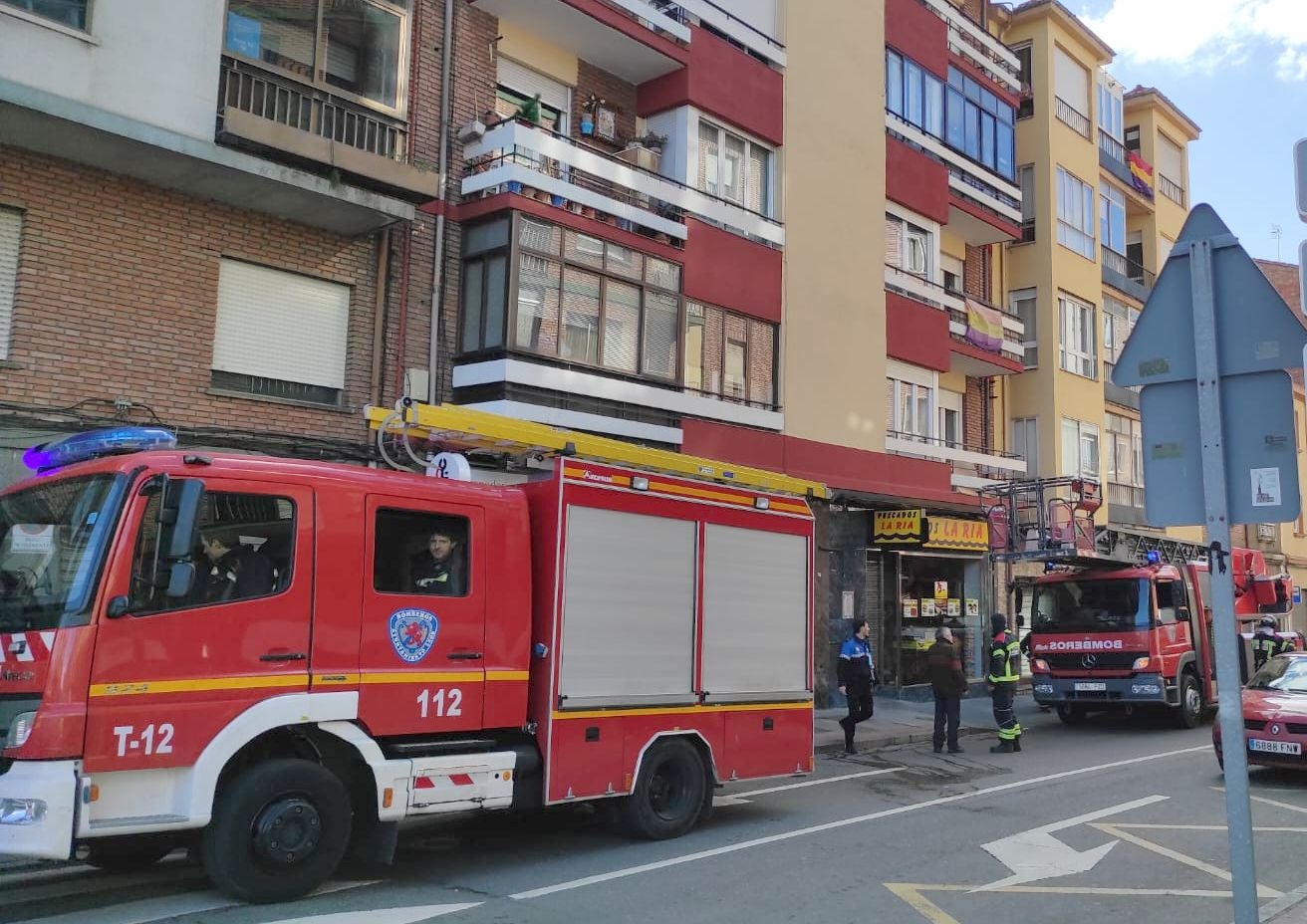 Una caldera averiada obliga a intervenir a los Bomberos de León en la calle San Juan. El mal funcionamiento del aparato de calefacción derivó en un exceso de humo que alertó a los servicios antiincendios. 