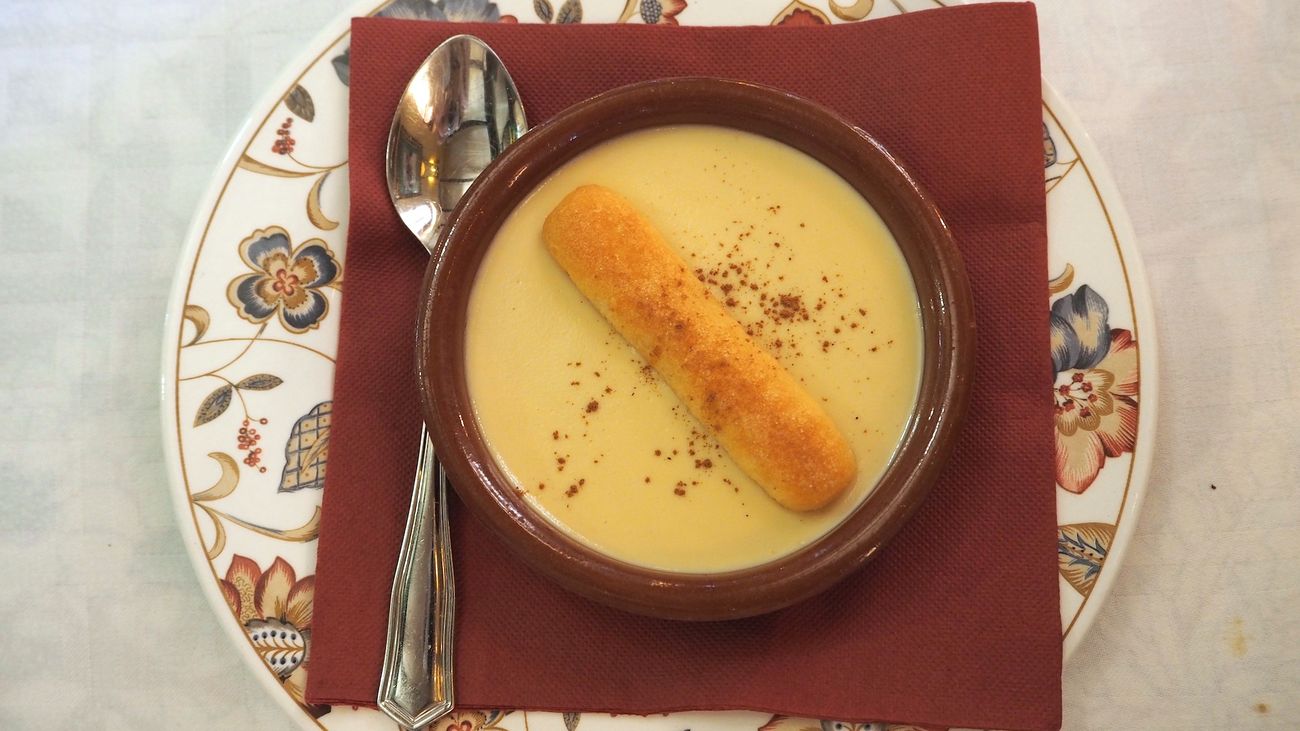 En el Día Internacional del Cocido regresa una de las grandes dudas de este clásico gastronómico: mejor un cocido leonés o un cocido maragato. El cocinero Juan Andrés Alonso, de Casa Juan Andrés en Castrillo de los Polvazares, explica las diferencias... y no son pocas... desde la ausencia de morcilla hasta el orden en los platos. 