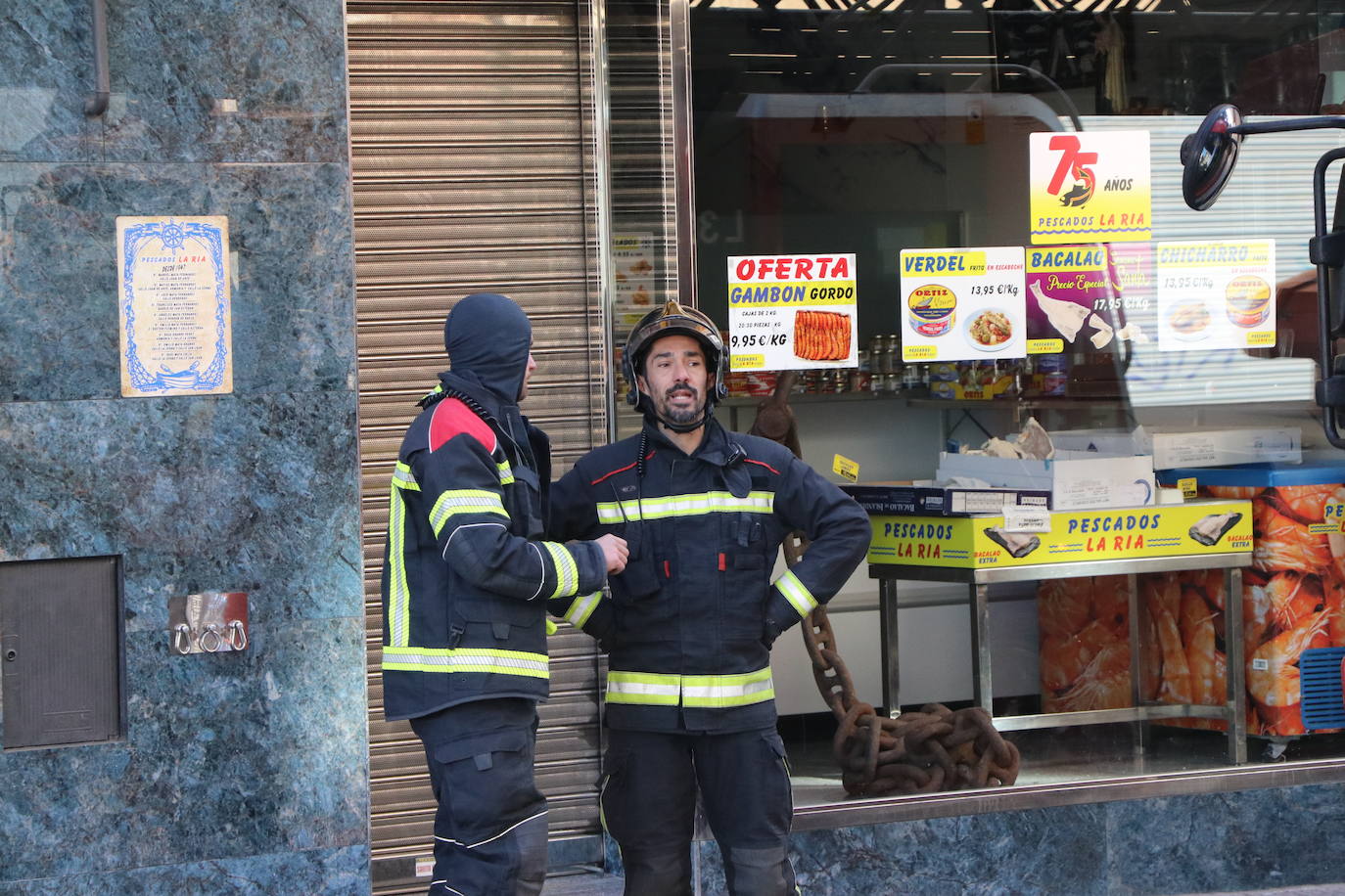 Una caldera averiada obliga a intervenir a los Bomberos de León en la calle San Juan. El mal funcionamiento del aparato de calefacción derivó en un exceso de humo que alertó a los servicios antiincendios. 