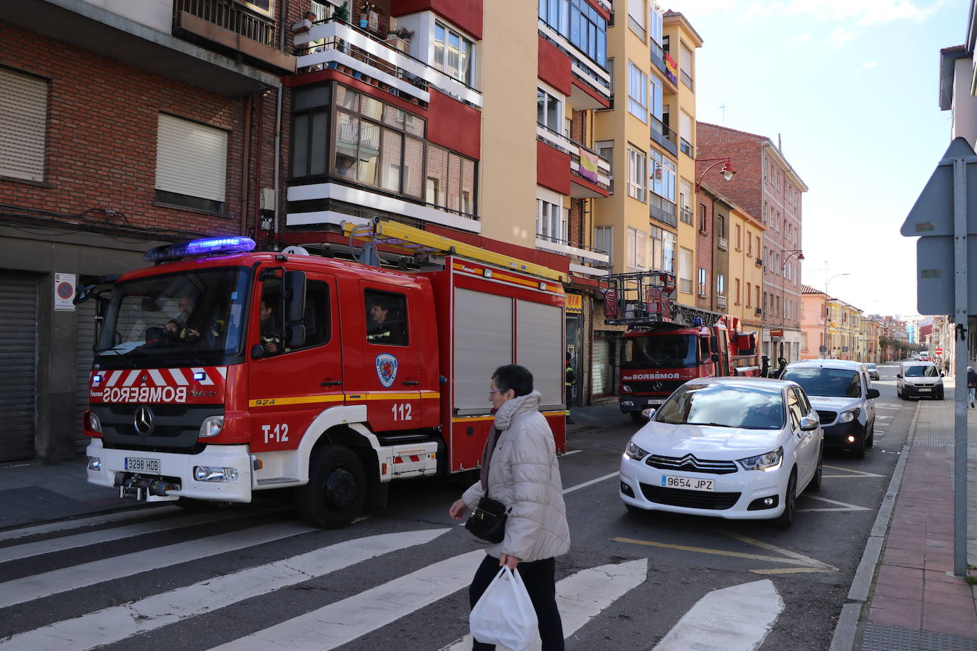 Una caldera averiada obliga a intervenir a los Bomberos de León en la calle San Juan. El mal funcionamiento del aparato de calefacción derivó en un exceso de humo que alertó a los servicios antiincendios. 