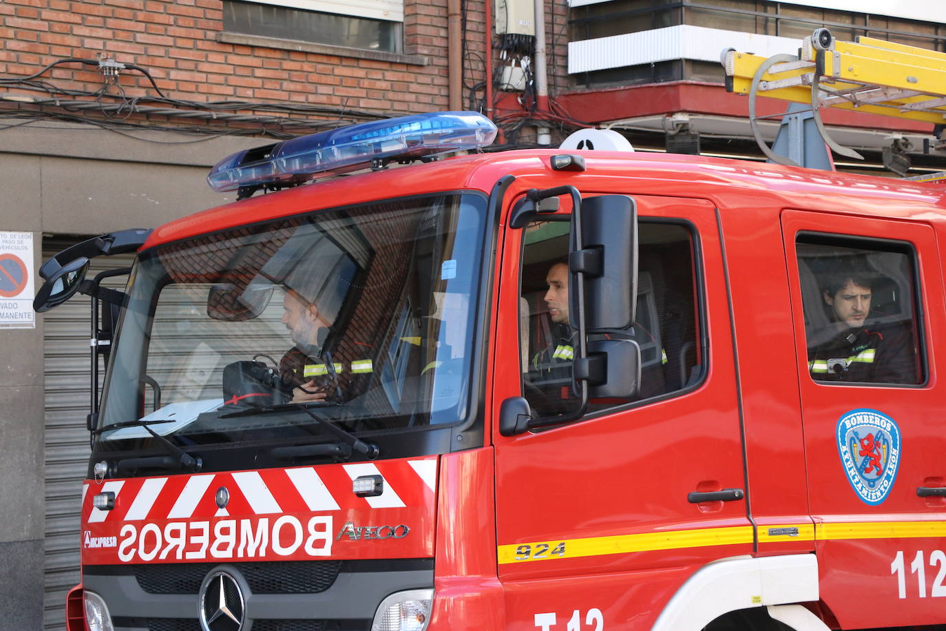 Una caldera averiada obliga a intervenir a los Bomberos de León en la calle San Juan. El mal funcionamiento del aparato de calefacción derivó en un exceso de humo que alertó a los servicios antiincendios. 