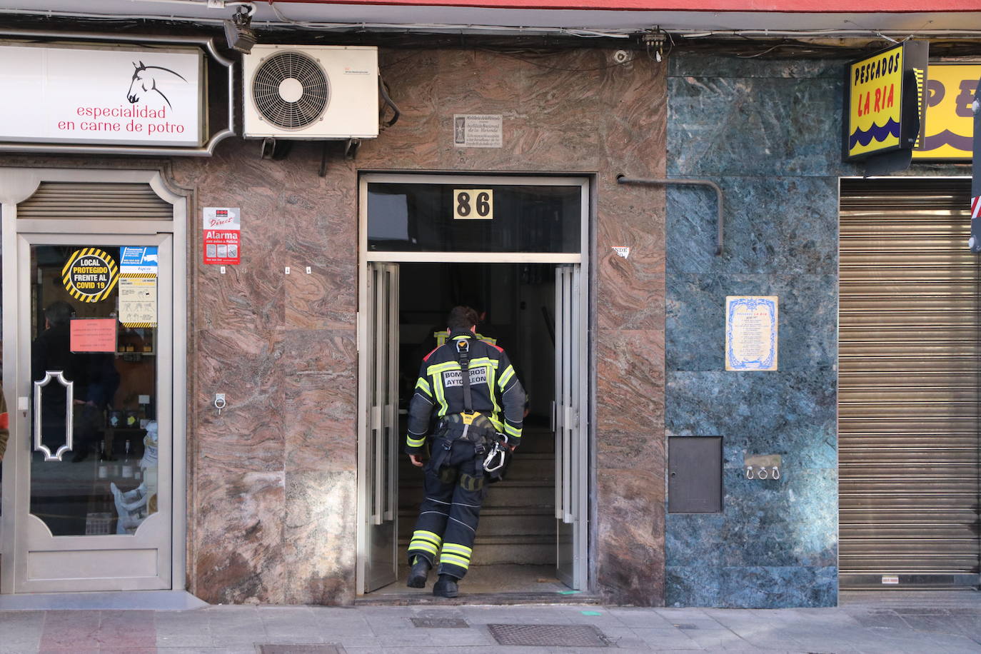 Una caldera averiada obliga a intervenir a los Bomberos de León en la calle San Juan. El mal funcionamiento del aparato de calefacción derivó en un exceso de humo que alertó a los servicios antiincendios. 