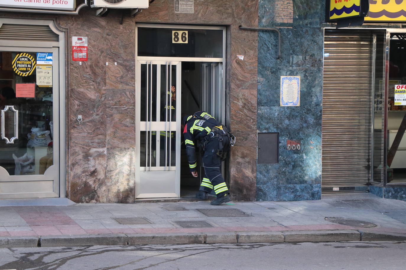 Una caldera averiada obliga a intervenir a los Bomberos de León en la calle San Juan. El mal funcionamiento del aparato de calefacción derivó en un exceso de humo que alertó a los servicios antiincendios. 