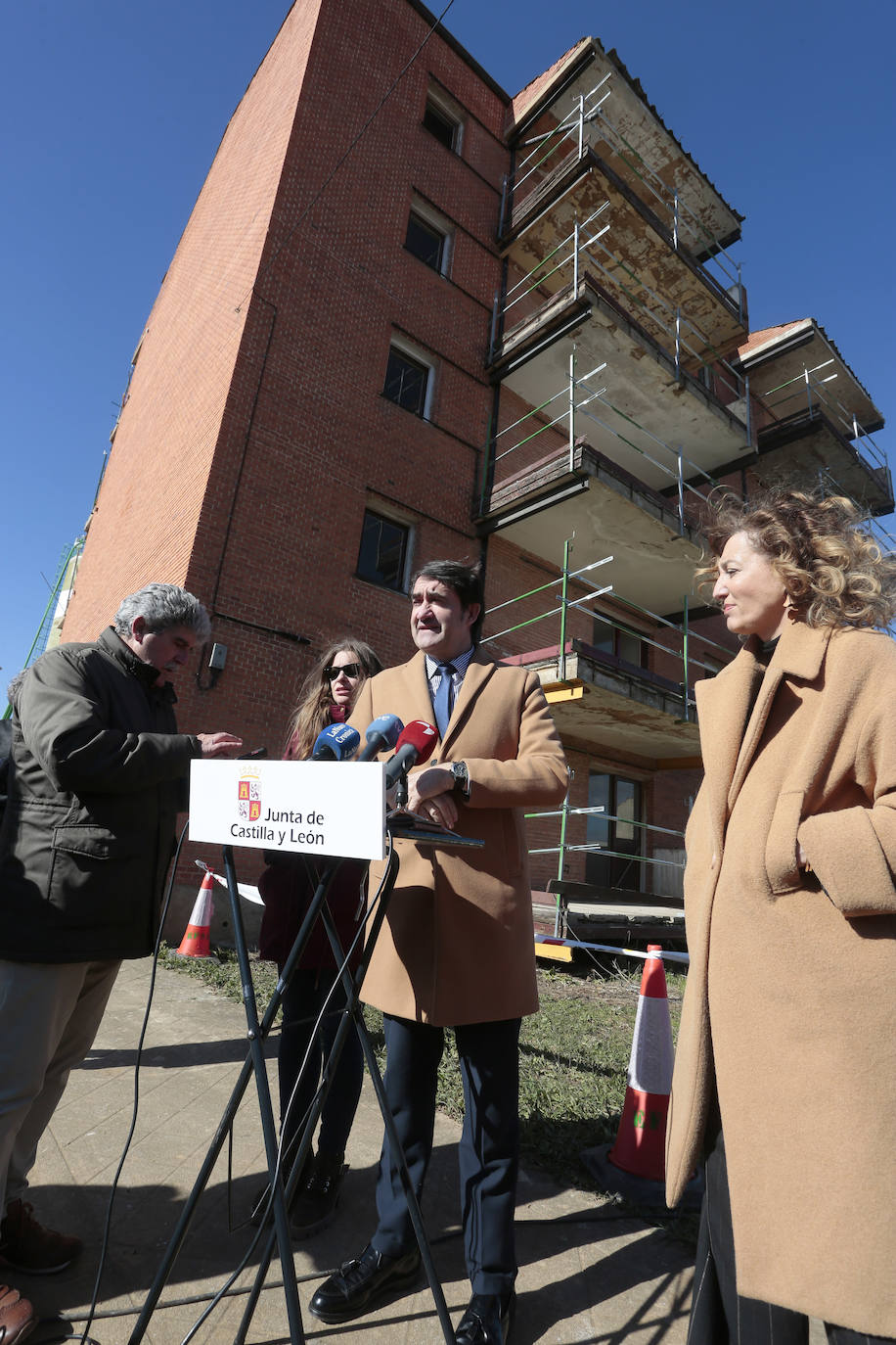 El consejero de Medio Ambiente, Vivienda y Ordenación del Territorio, Juan Carlos Suárez-Quiñones, visita las antiguas viviendas de camineros que está rehabilitando la Junta en Astorga 