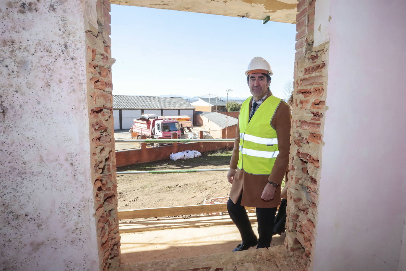 El consejero de Medio Ambiente, Vivienda y Ordenación del Territorio, Juan Carlos Suárez-Quiñones, visita las antiguas viviendas de camineros que está rehabilitando la Junta en Astorga 