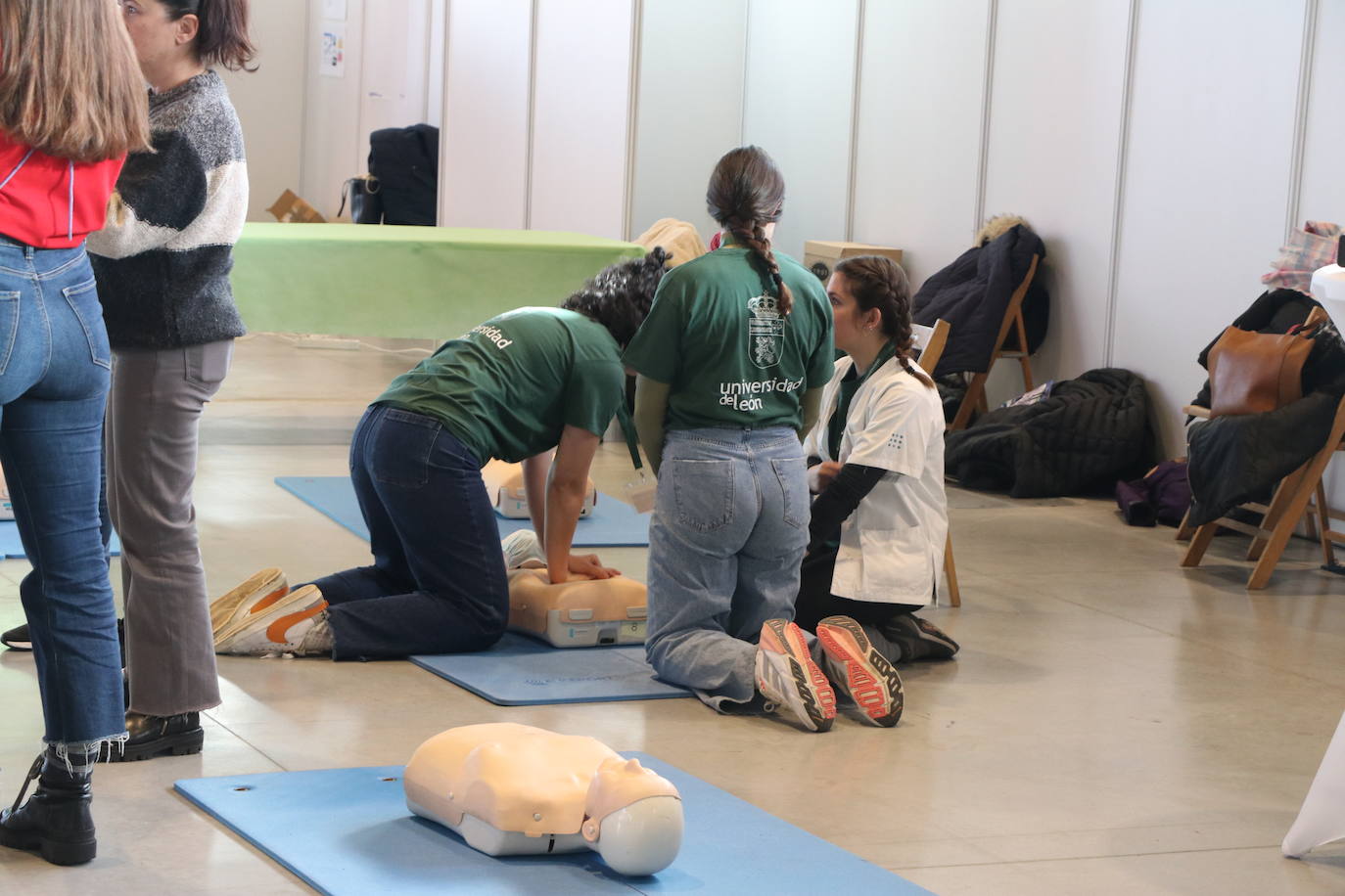 El Palacio de Exposiciones y Congresos de León acoge la cuarta edición de Expociencia que durante tres jornadas conectará la investigación que se realiza en aulas y laboratorios de la Universidad de León con su provincia | Se espera superar las 16.000 visitas en una edición en la que participan 400 investigadores de la Ule y que cuenta con representación de todas las áreas de conocimiento.