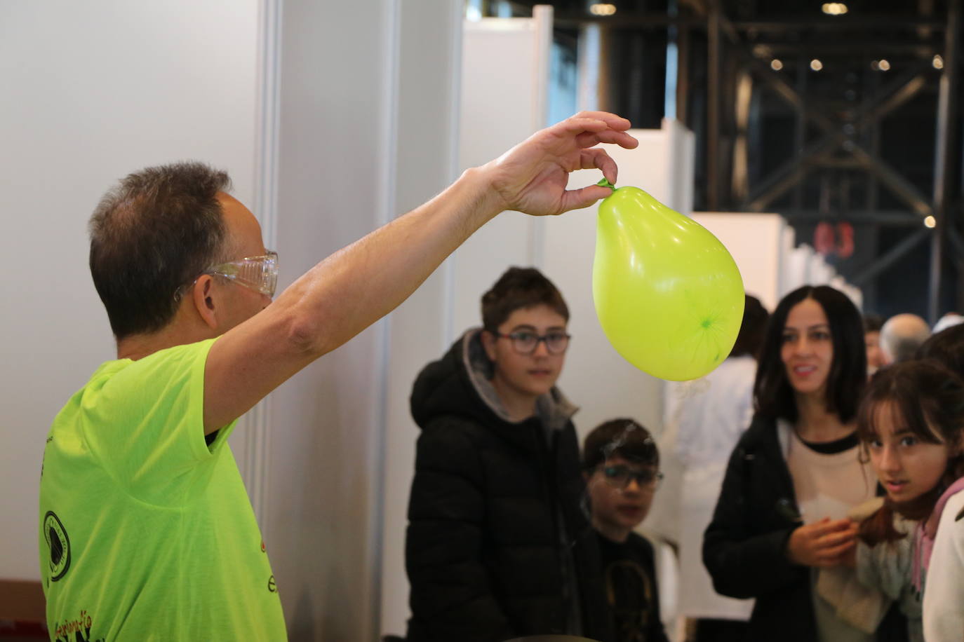 El Palacio de Exposiciones y Congresos de León acoge la cuarta edición de Expociencia que durante tres jornadas conectará la investigación que se realiza en aulas y laboratorios de la Universidad de León con su provincia | Se espera superar las 16.000 visitas en una edición en la que participan 400 investigadores de la Ule y que cuenta con representación de todas las áreas de conocimiento.