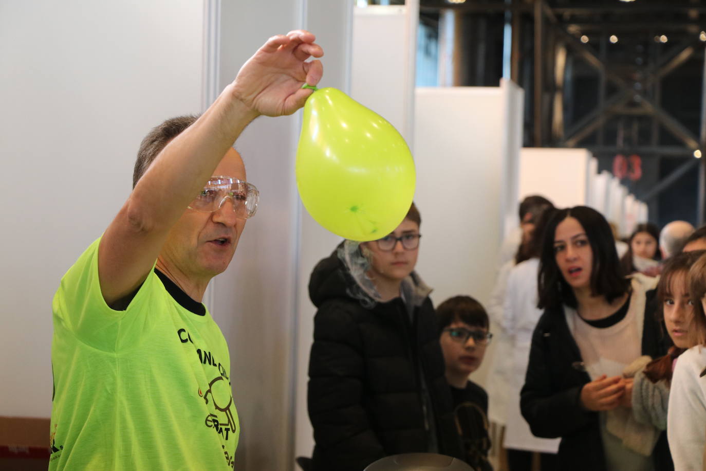 El Palacio de Exposiciones y Congresos de León acoge la cuarta edición de Expociencia que durante tres jornadas conectará la investigación que se realiza en aulas y laboratorios de la Universidad de León con su provincia | Se espera superar las 16.000 visitas en una edición en la que participan 400 investigadores de la Ule y que cuenta con representación de todas las áreas de conocimiento.