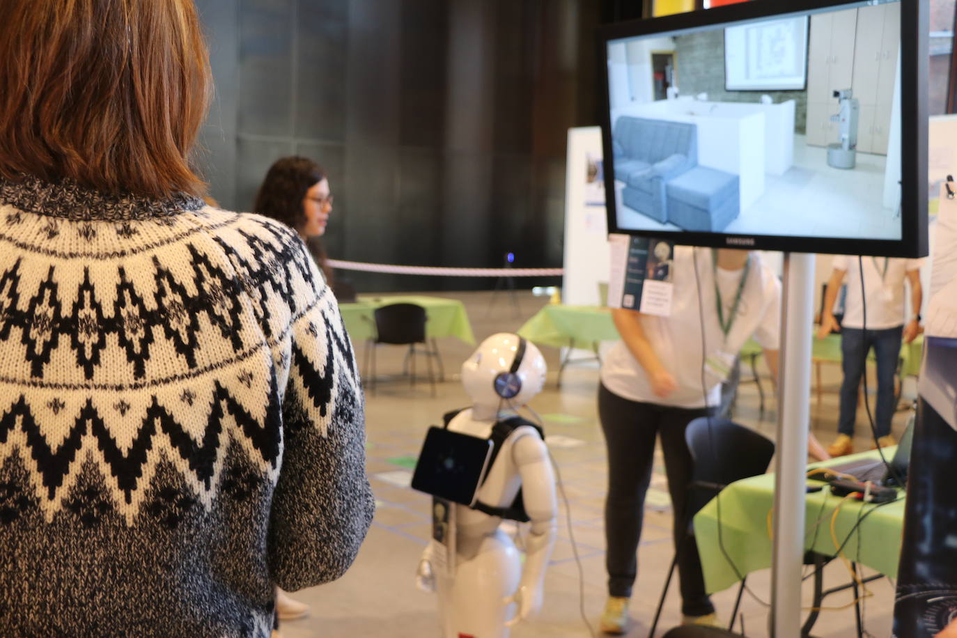 El Palacio de Exposiciones y Congresos de León acoge la cuarta edición de Expociencia que durante tres jornadas conectará la investigación que se realiza en aulas y laboratorios de la Universidad de León con su provincia | Se espera superar las 16.000 visitas en una edición en la que participan 400 investigadores de la Ule y que cuenta con representación de todas las áreas de conocimiento.