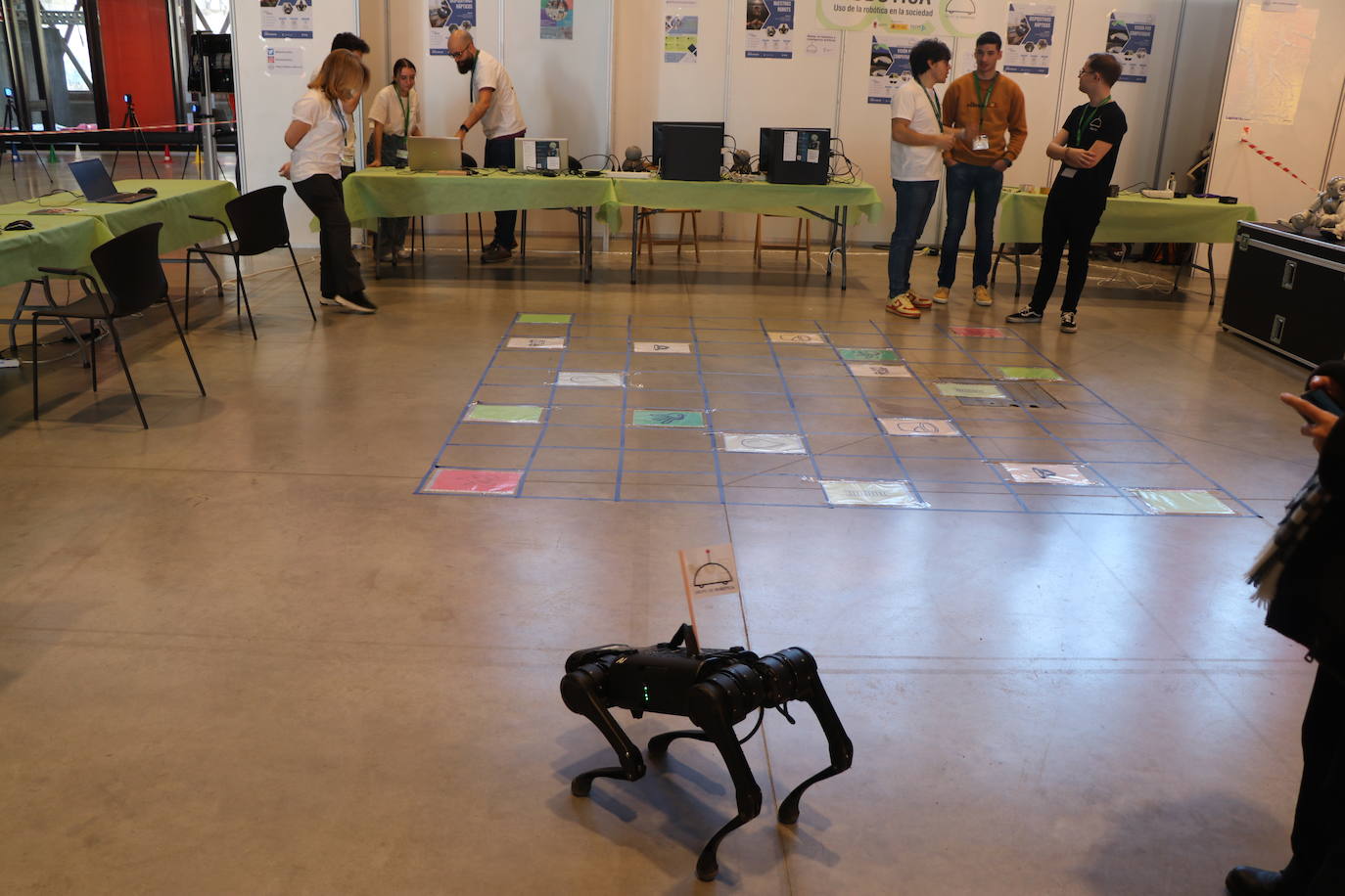 El Palacio de Exposiciones y Congresos de León acoge la cuarta edición de Expociencia que durante tres jornadas conectará la investigación que se realiza en aulas y laboratorios de la Universidad de León con su provincia | Se espera superar las 16.000 visitas en una edición en la que participan 400 investigadores de la Ule y que cuenta con representación de todas las áreas de conocimiento.