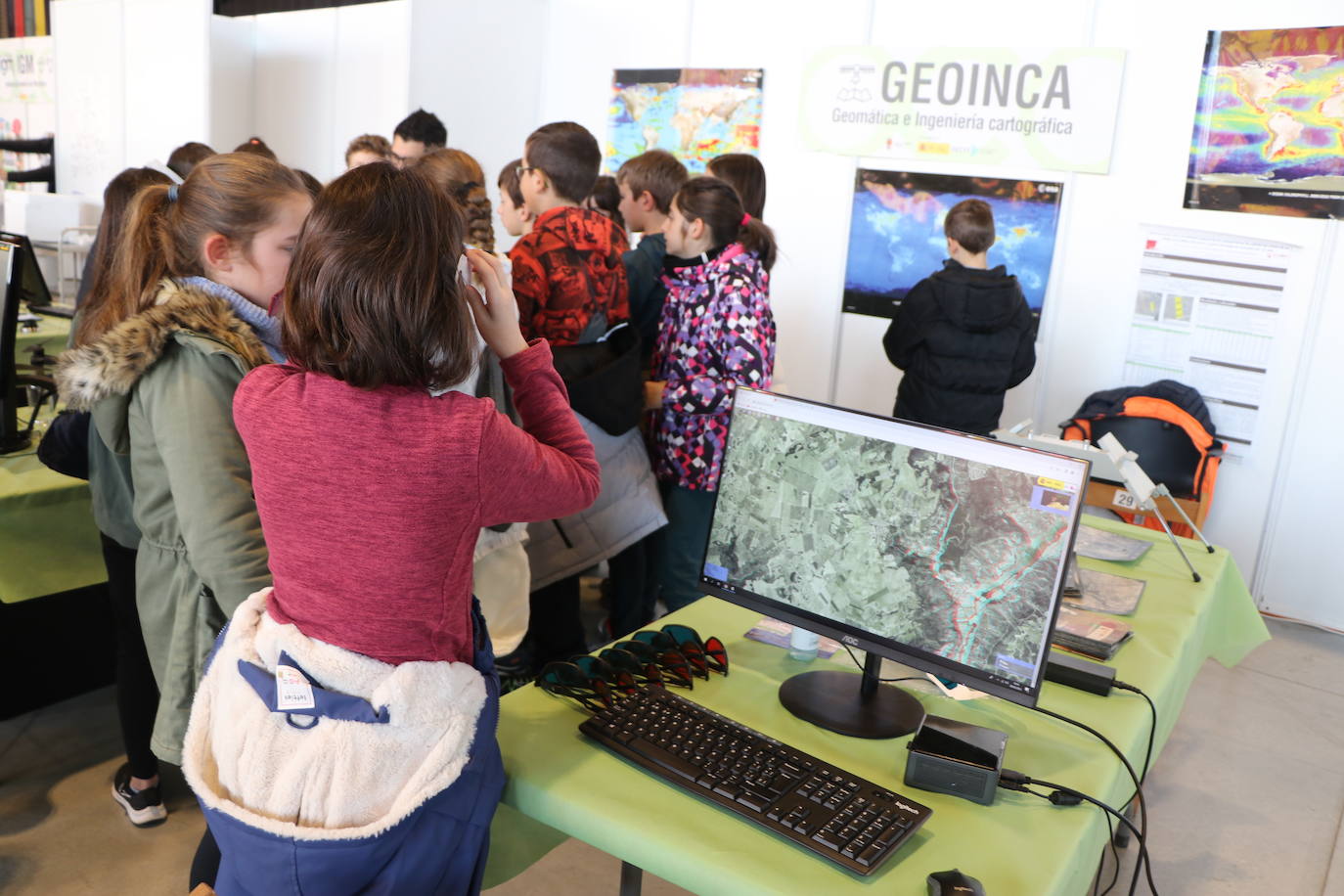 El Palacio de Exposiciones y Congresos de León acoge la cuarta edición de Expociencia que durante tres jornadas conectará la investigación que se realiza en aulas y laboratorios de la Universidad de León con su provincia | Se espera superar las 16.000 visitas en una edición en la que participan 400 investigadores de la Ule y que cuenta con representación de todas las áreas de conocimiento.