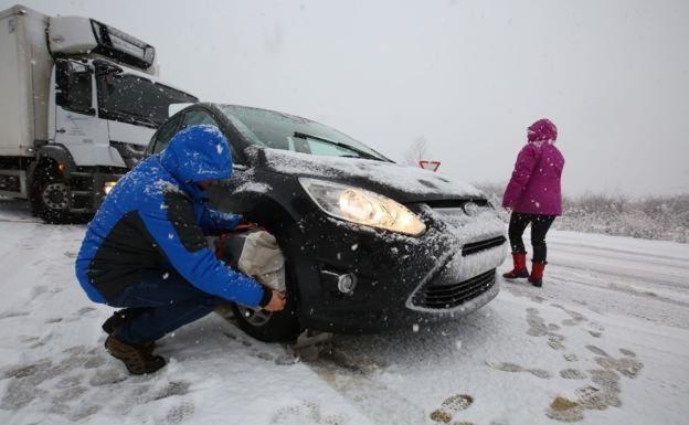 La nieve obliga al uso de cadenas en Riaño.