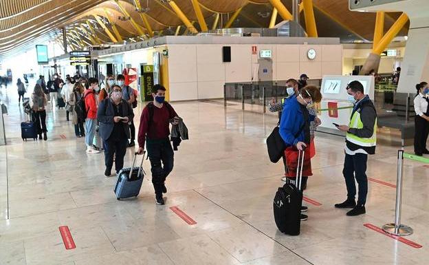 Viajeros en el aeropuerto de Barajas en 2022.