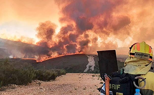 Bomberos forestales durante una intervención.