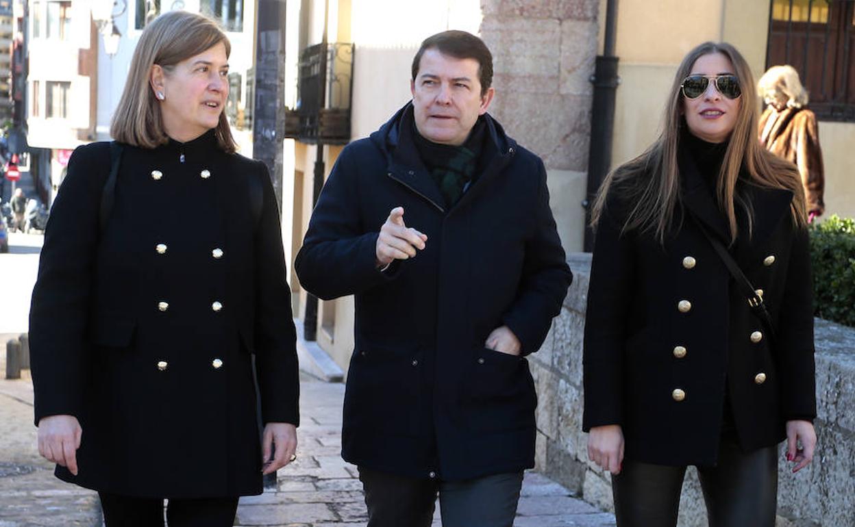 Margarita Torres, junto a Alfonso Fernández Mañueco y Ester Muñoz, en la visita del presidente popular para presentar a su candidata.