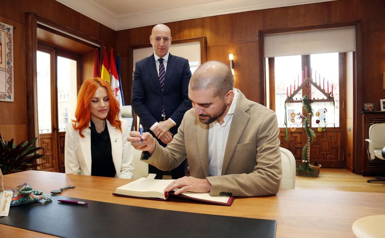 Sara y Pablo durante su visita al Ayuntamiento de León tras ser nombrados astronautas.