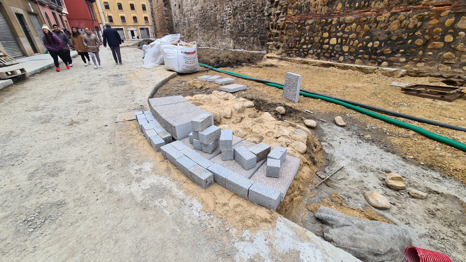 Las obras de peatonalización de la calle Carreras avanzan con la duda de los primeros cubos y su forma de cumplir con el requerimiento de Patrimonio.