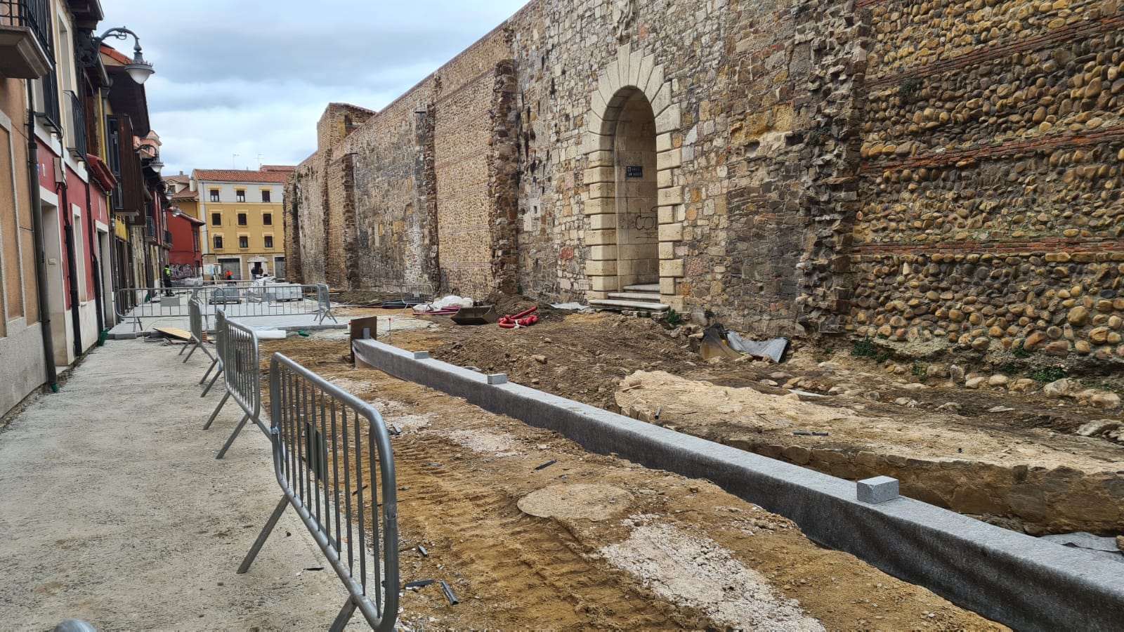 Las obras de peatonalización de la calle Carreras avanzan con la duda de los primeros cubos y su forma de cumplir con el requerimiento de Patrimonio.