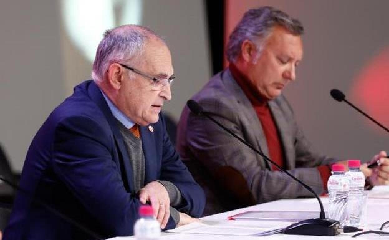 Andreu Camps, secretario general de la Federación Española de Fútbol (RFEF) y Luis Medina Cantalejo, presidente del Comité Técnico de Árbitros (CTA)