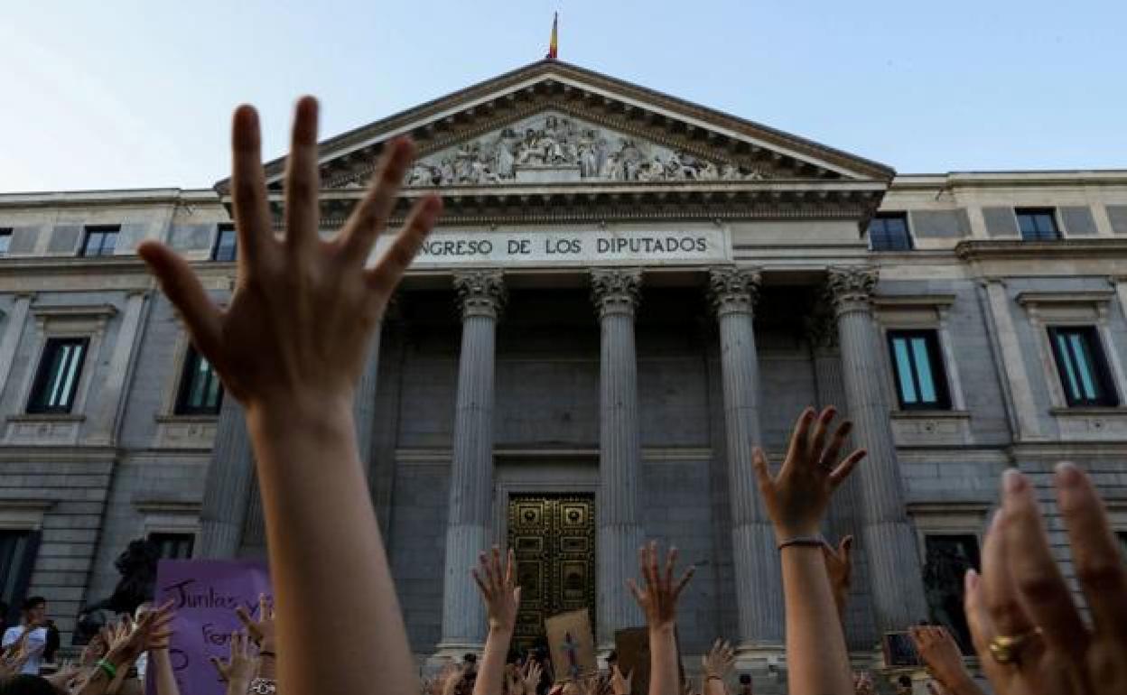 Manifestación frente al cogreso de los Diputados.