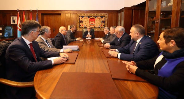 El secretario de Estado de Infraestructuras junto al alcalde de Ponferrada, durante la visita.