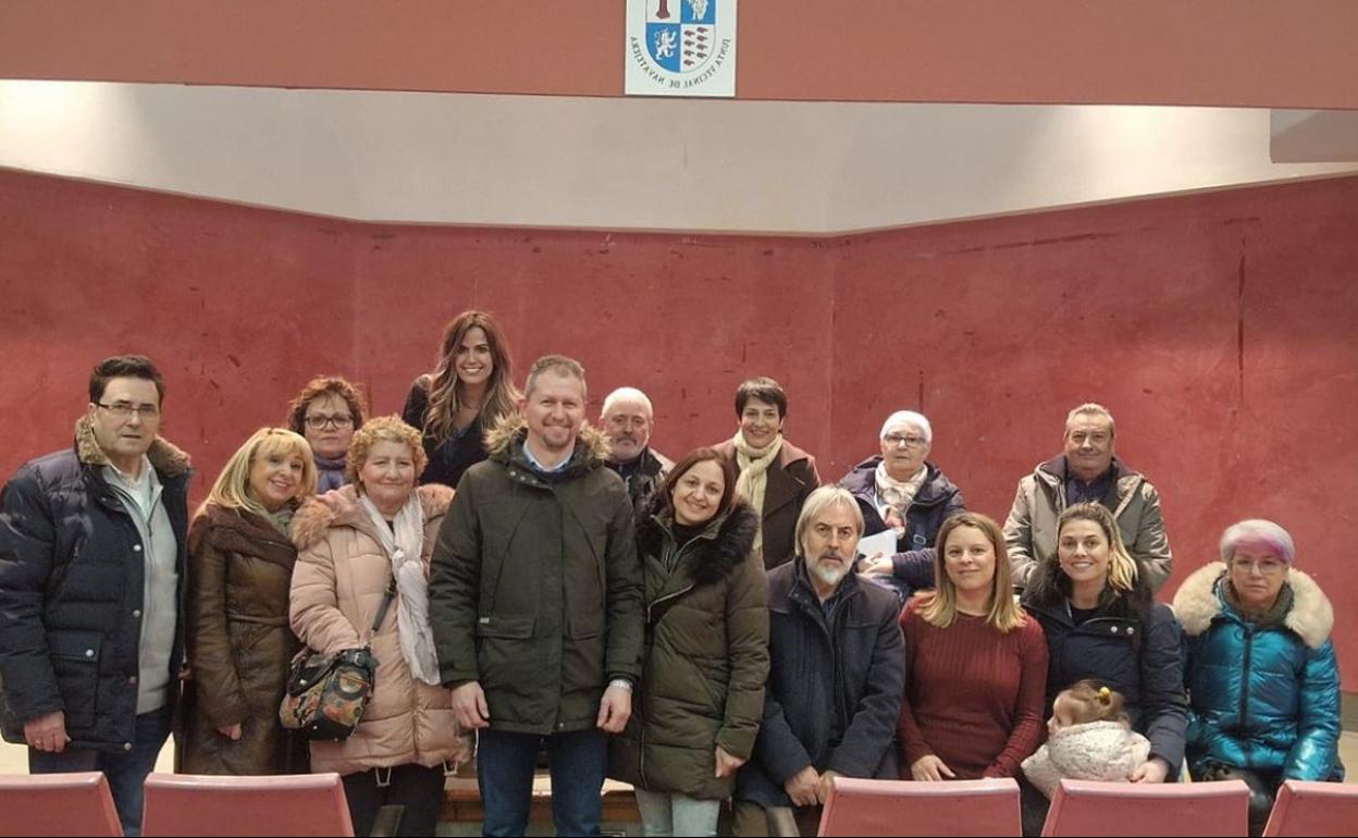 Jorge Pérez Robles, en el centro de la imagen, rodeado de los representantes de la asamblea celebrada este jueves dónde se confirmó su candidatura para las próximas elecciones municipales.