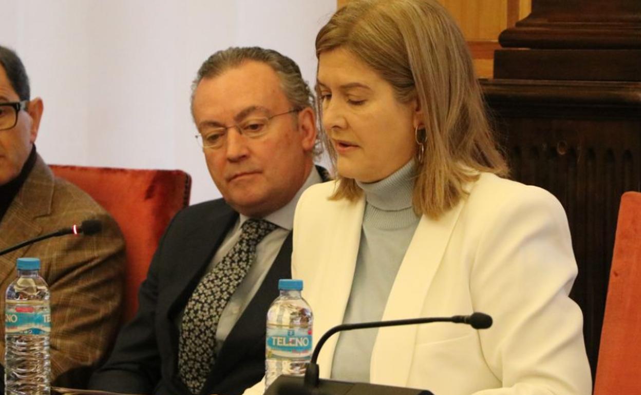 Margarita Torres y Fernando Salguero en el pleno.