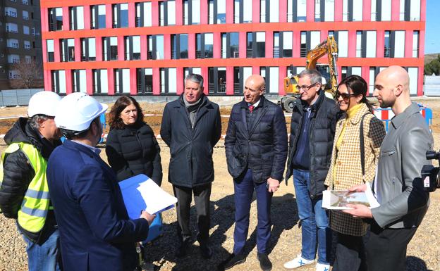 El alcalde de León, José Antonio Diez, acompañado del concejal de Desarrollo Urbano, Luis Miguel García Copete, ha visitado las obras de la ampliación del CEBT.