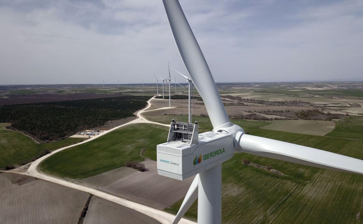 Imagen aérea de un aerogenerador en Castilla y León.